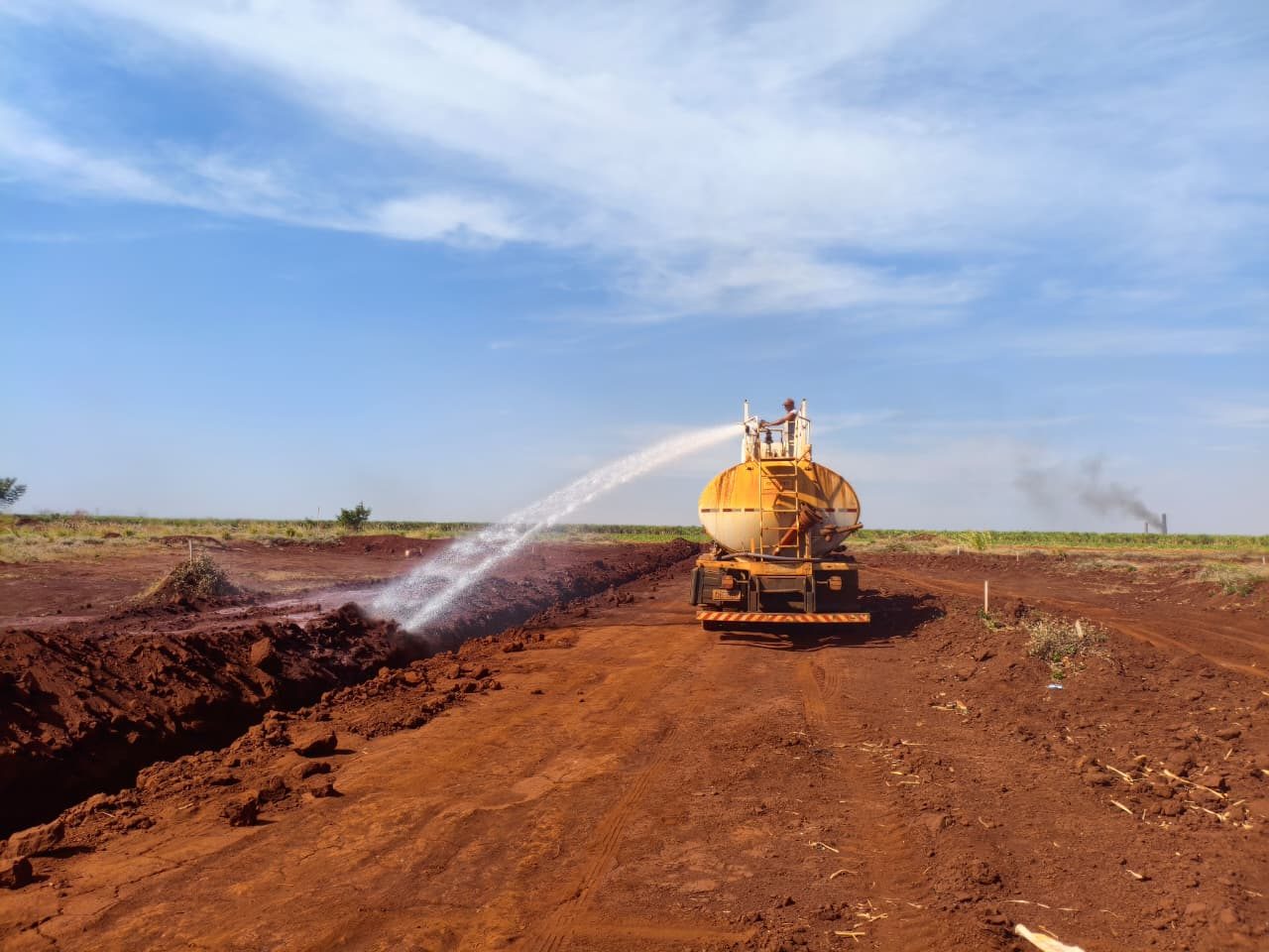 Caminhão pipa em obra